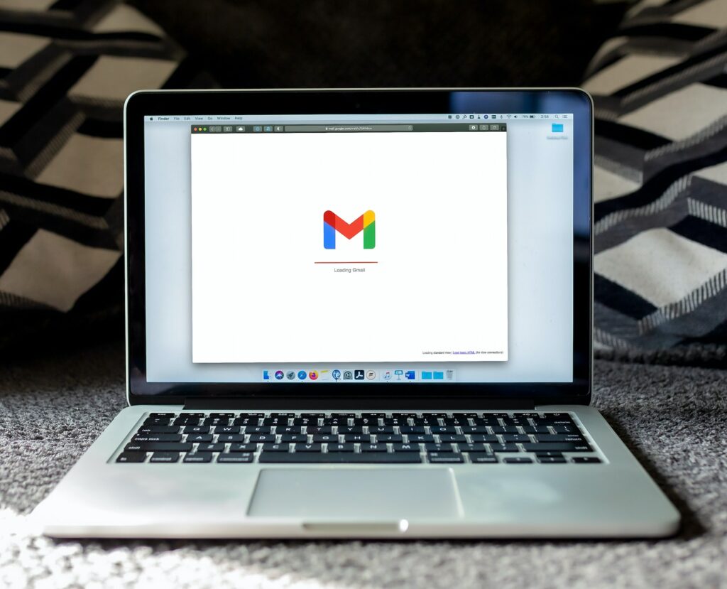 Laptop mit geöffnetem Gmail Konto