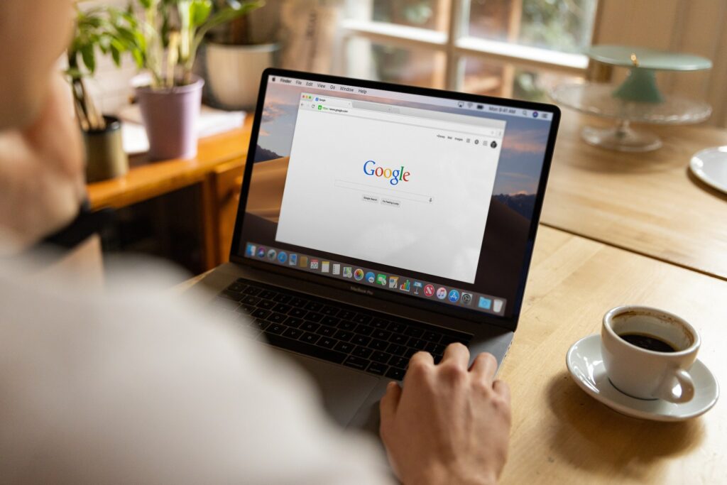 Ein Webdesigner am Laptop sucht auf Google