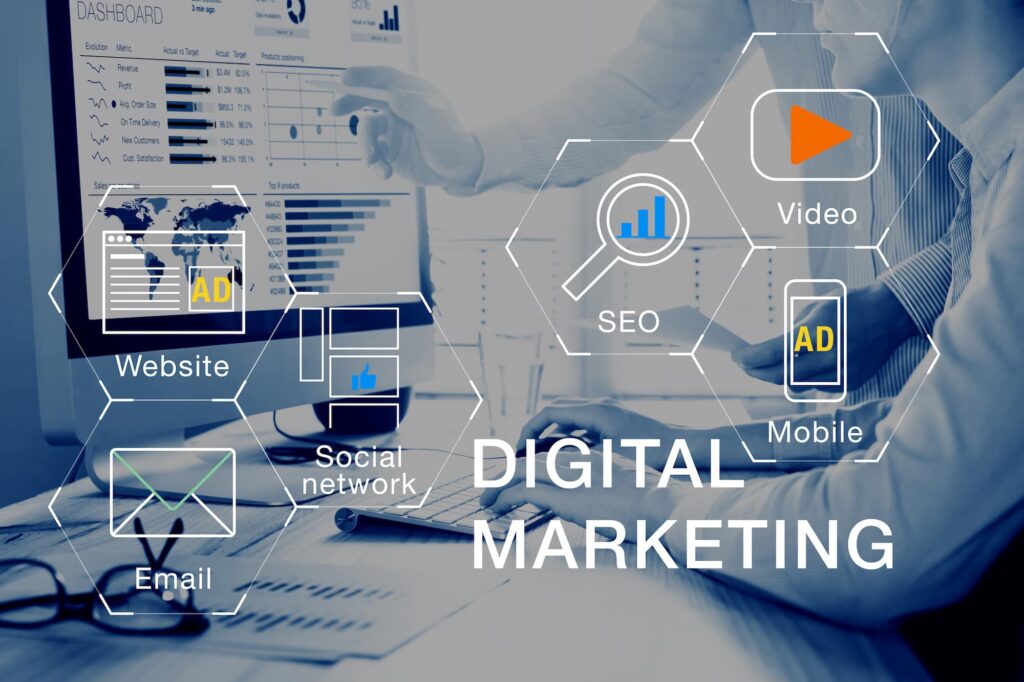 Zwei Männer mit Hemd vor Computer und analysieren das Marketingkonzept des Businessplans