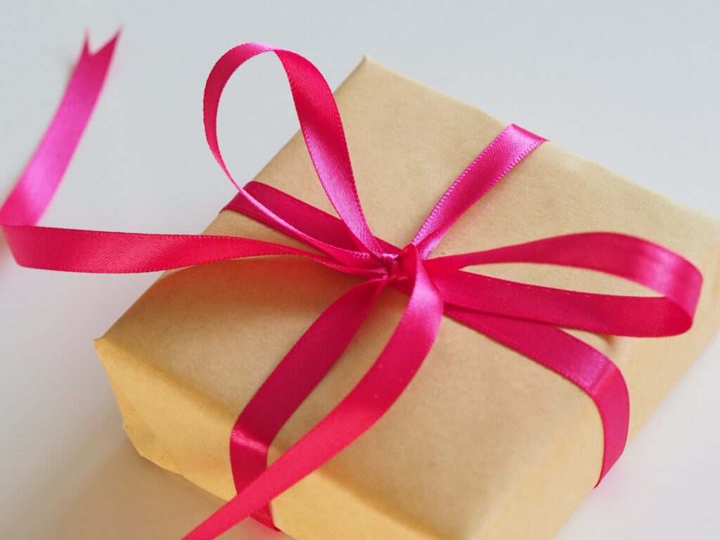 Ein Geschenk mit pinken Geschenksband